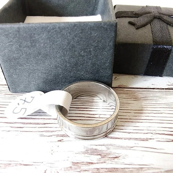 NIB Unisex Size 7.5 Dual-Grooved Stainless Steel Ring - Picture 3 of 4